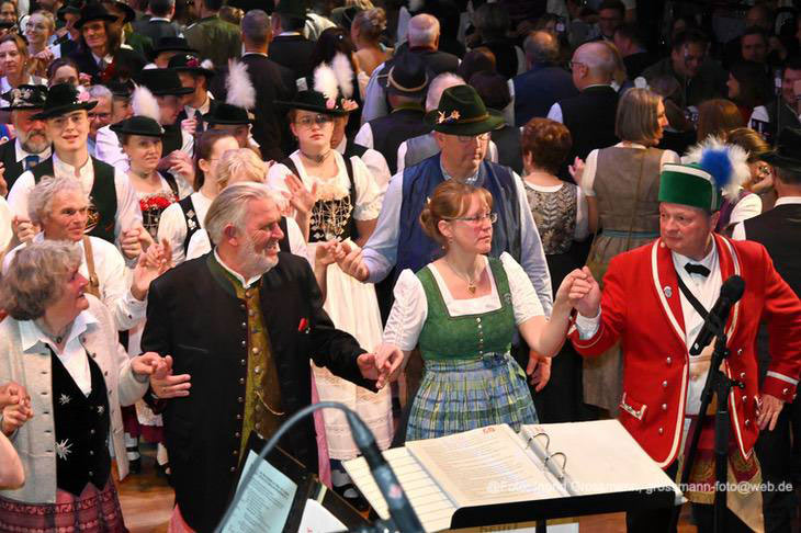 Auftanz mit Karl-Heinz Knoll im Ballsaal des Oide Wiesn B&uuml;rgerballs (&copy;Foto: Ingrid Grossmann) 